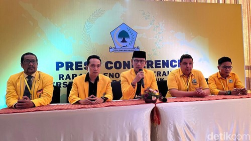 Ketua DPD I Partai Golkar NTB Mohan Roliskana saat konferensi pers di Mataram, Senin (26/8/2024). (Foto: Helmy Akbar/detikBali)