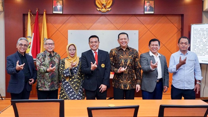 Ketua MPR RI Bambang Soesatyo (Bamsoet) mengungkapkan jumlah pemilik izin khusus senjata api bela diri di Indonesia diperkirakan mencapai 27 ribu orang.