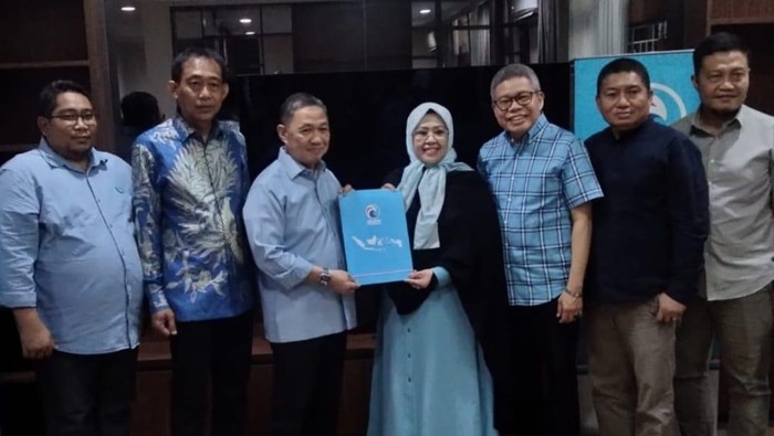 Ketua Umum Gelora Anis Matta (tiga dari kiri) menyerahkan rekomendasi B.1 KWK dari Gelora kepada bakal calon wali kota Parepare Erna Rasyid.