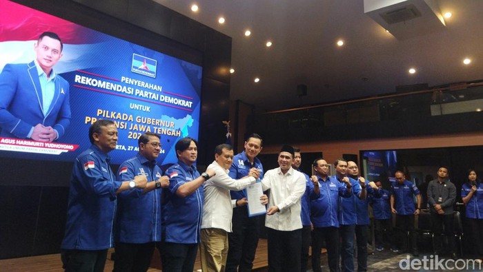 Ketum Partai Demokrat, Agus Harimurti Yudhoyono memberikan surat B1KWK sebagai syarat pencalonan di Pilgub Jawa Tengah kepada pasangan Ahmad Luthfi-Taj Yasin. (Kurniawan F/detikcom)