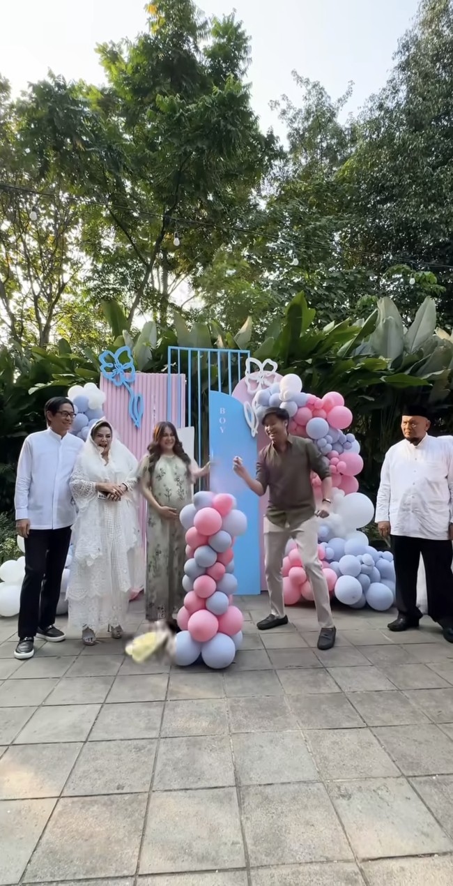 Disaksikan oleh orangtua Vicy dan Kevin, acara tersebut berlangsung meriah. Pada bagian inti acara, Kevin dan Vicy tampak bersama-sama menusuk balon berwarna kuning yang berisi bubuk berwarna yang melambangkan jenis kelamin calon anaknya. Foto: Instagram/@kevinaprilio
