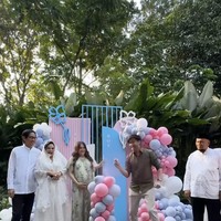 Disaksikan oleh orangtua Vicy dan Kevin, acara tersebut berlangsung meriah. Pada bagian inti acara, Kevin dan Vicy tampak bersama-sama menusuk balon berwarna kuning yang berisi bubuk berwarna yang melambangkan jenis kelamin calon anaknya. Foto: Instagram/@kevinaprilio