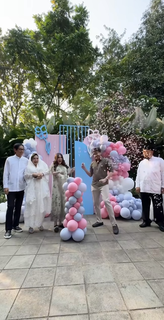 Dari acara tersebut diketahui bahwa Kevin dan Vicy akan segera memiliki anak perempuan. Foto: Instagram/@kevinaprilio