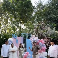 Dari acara tersebut diketahui bahwa Kevin dan Vicy akan segera memiliki anak perempuan. Foto: Instagram/@kevinaprilio