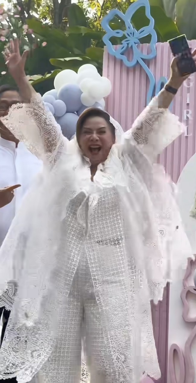 Mengetahui akan mendapat cucu perempuan Memes pun langsung memamerkan ekspresi bahagianya. Ia langsung melompat kegirangan. Foto: Instagram/@kevinaprilio