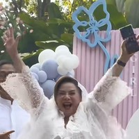 Mengetahui akan mendapat cucu perempuan Memes pun langsung memamerkan ekspresi bahagianya. Ia langsung melompat kegirangan. Foto: Instagram/@kevinaprilio