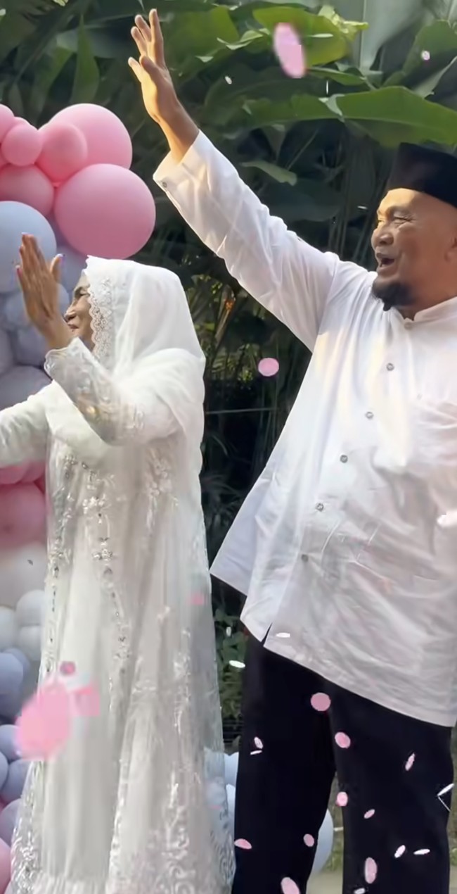 Orangtua Vicy juga tak kalah bahagia mengetahui akan segera mendapat cucu perempuan. Ekspresi bahagia tampak begitu jelas terpancar dari wajah mereka. Foto: Instagram/@kevinaprilio