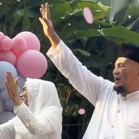 Orangtua Vicy juga tak kalah bahagia mengetahui akan segera mendapat cucu perempuan. Ekspresi bahagia tampak begitu jelas terpancar dari wajah mereka. Foto: Instagram/@kevinaprilio