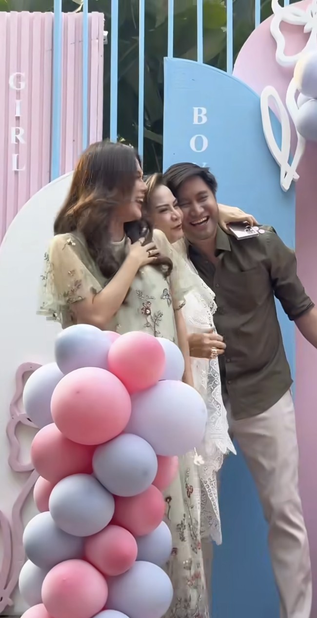 Memes langsung memeluk menantu dan putranya. Mereka pun sempat berpose bersama. Foto: Instagram/@kevinaprilio