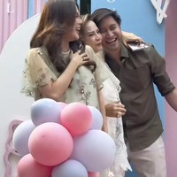 Memes langsung memeluk menantu dan putranya. Mereka pun sempat berpose bersama. Foto: Instagram/@kevinaprilio