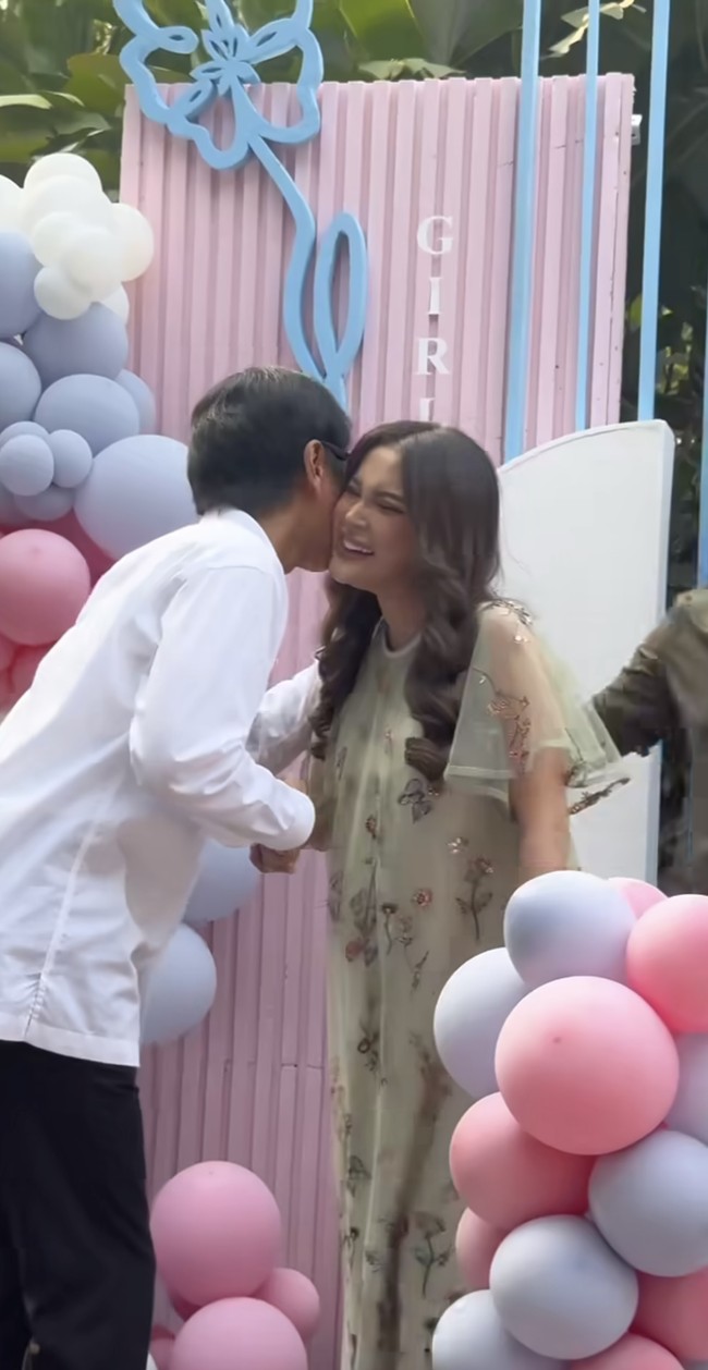 Addie MS juga tak kalah bahagia dan mengucapkan selamat kepada menantunya. Ia tampak bersalaman dan langsung cipika-cipiki dengan menantunya tersebut. Foto: Instagram/@kevinaprilio