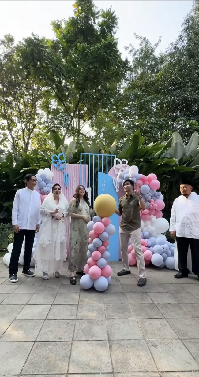 Kevin Aprilio dan Vicy Melanie diketahui akan segera menjadi orangtua. Jelang proses persalinan, keduanya tampak menggelar acara gender reveal untuk mengumumkan jenis kelamin jabang bayi yang dikandungnya. Foto: Instagram/@kevinaprilio