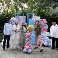 Kevin Aprilio dan Vicy Melanie diketahui akan segera menjadi orangtua. Jelang proses persalinan, keduanya tampak menggelar acara gender reveal untuk mengumumkan jenis kelamin jabang bayi yang dikandungnya. Foto: Instagram/@kevinaprilio