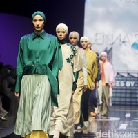 Inilah koleksi terbaru Jenna & kaia X Wardah yang terinspirasi dari kehidupan Wanita mandiri dengan kecerdasannya, berlangsung di Istora Senayan, di acara Muffest 2024, Sabtu [10/8/2024]. Foto: Mohammad Abduh/detikcom.