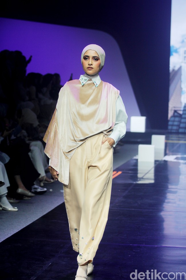 Inilah koleksi terbaru Jenna & kaia X Wardah yang terinspirasi dari kehidupan Wanita mandiri dengan kecerdasannya, berlangsung di Istora Senayan, di acara Muffest 2024, Sabtu [10/8/2024]. Foto: Mohammad Abduh/detikcom.