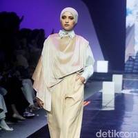 Inilah koleksi terbaru Jenna & kaia X Wardah yang terinspirasi dari kehidupan Wanita mandiri dengan kecerdasannya, berlangsung di Istora Senayan, di acara Muffest 2024, Sabtu [10/8/2024]. Foto: Mohammad Abduh/detikcom.