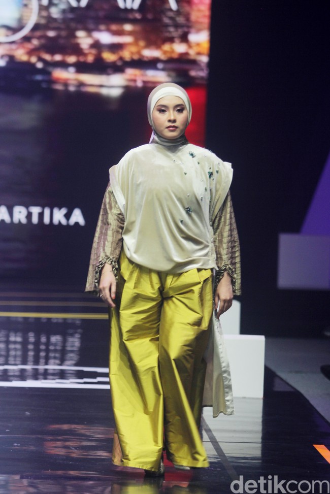 Inilah koleksi terbaru Jenna & kaia X Wardah yang terinspirasi dari kehidupan Wanita mandiri dengan kecerdasannya, berlangsung di Istora Senayan, di acara Muffest 2024, Sabtu [10/8/2024]. Foto: Mohammad Abduh/detikcom.