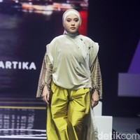 Inilah koleksi terbaru Jenna & kaia X Wardah yang terinspirasi dari kehidupan Wanita mandiri dengan kecerdasannya, berlangsung di Istora Senayan, di acara Muffest 2024, Sabtu [10/8/2024]. Foto: Mohammad Abduh/detikcom.