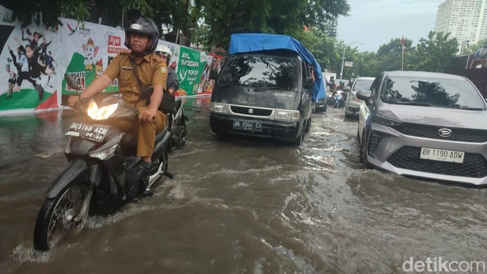 Kondisi banjir di Jalan Stasiun KA Medan. (Kartika Sari/detikSumut)