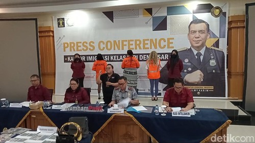 Konferensi pers penangkapan tiga warga negara Rusia dan Uganda terkait kasus prostitusi di Kantor Imigrasi Denpasar, Selasa (27/8/2024). (Foto: Aryo Mahendro/detikBali)