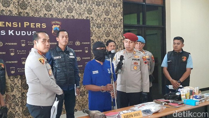 Konferensi pers soal KDRT warga saat digelar di Polres Kudus, Selasa (27/8/2024).