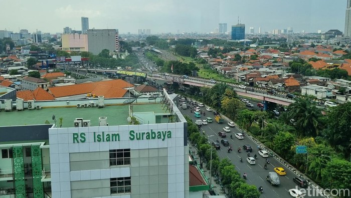 Kota Surabaya cerah berawan