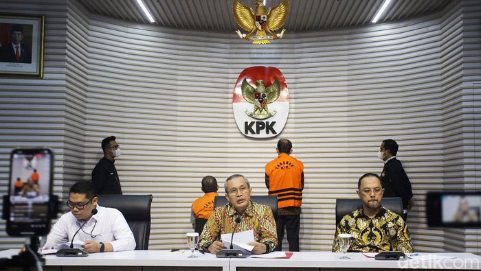 KPK Tahan Dua Tersangka Kasus Korupsi Jasindo KPK menahan dua tersangka dugaan tindak pidana korupsi terkait pembayaran komisi agen fiktif PT Asuransi Jasa Indonesia (Jasindo) kepada PT Mitra Bina Selaras (MBS), saat konferensi pers di Gedung Merah Putih KPK, Jakarta, Selasa (27/8/2024).