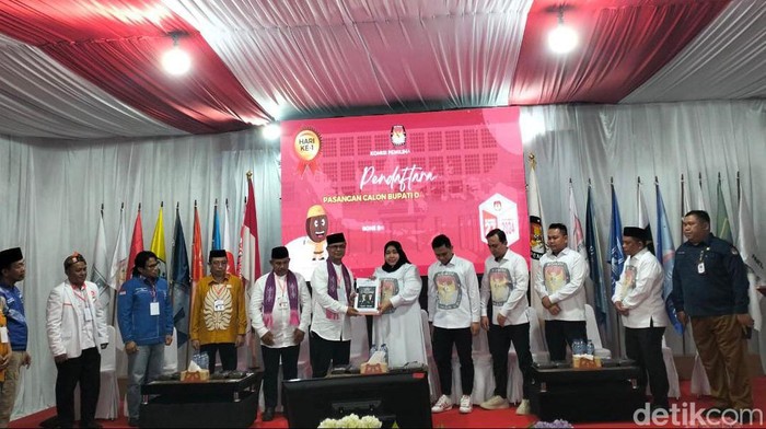 Pasangan Ishak Ntoma-Usman Hulopi mendaftar sebagai calon bupati dan wakil bupati di KPU Bone Bolango untuk Pilkada 2024,