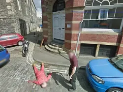 Kumpulan Foto Aneh yang Terekam dari Mobil Google