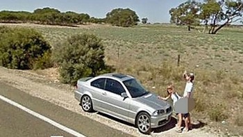 Upss, ada yang ketahuan bercinta di jalan. Foto: Brightside