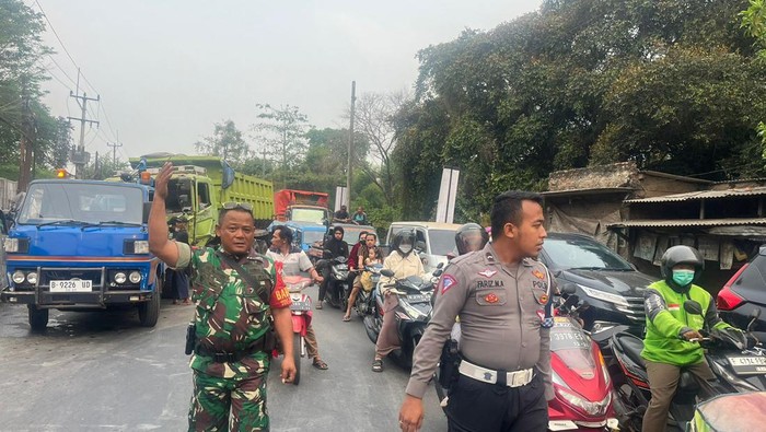 Mobil Derek Kewalahan Menarik Truk, Terbalik di Cileungsi Bogor