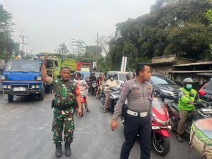 Tak Kuat Menarik Truk, Mobil Derek Terguling di Cileungsi Bogor