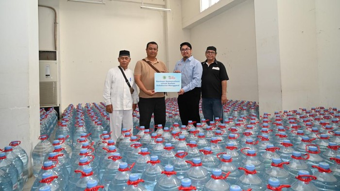 Le Minerale-MUI DKI Salurkan 2.600 Air Galon ke Korban Kebakaran Manggarai