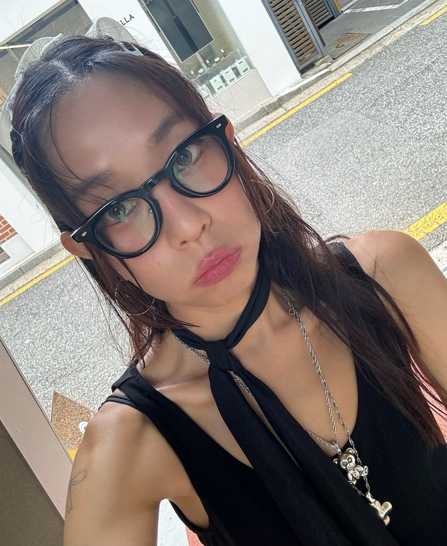 Tapi tak hanya gaya stylish yang membuatnya jadi perbincangan. Lee Hyo Jong mengejutkan netizen ketika terungkap usianya. Dikira wanita berusia 20an bahkan masih cocok disangka remaja, ternyata ia sudah berusia 53 tahun. Foto: Instagram Lee Hyo Jong