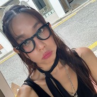 Tapi tak hanya gaya stylish yang membuatnya jadi perbincangan. Lee Hyo Jong mengejutkan netizen ketika terungkap usianya. Dikira wanita berusia 20an bahkan masih cocok disangka remaja, ternyata ia sudah berusia 53 tahun. Foto: Instagram Lee Hyo Jong