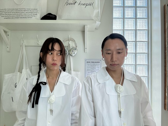 Gaya busana dan riasan kekinian menjadi faktor utama yang membuatnya tampak seperti wanita 20 tahunan. Penampilannya juga ditunjang dengan bentuk tubuh dan wajah yang awet muda. Foto: Instagram Lee Hyo Jong