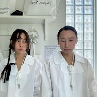 Gaya busana dan riasan kekinian menjadi faktor utama yang membuatnya tampak seperti wanita 20 tahunan. Penampilannya juga ditunjang dengan bentuk tubuh dan wajah yang awet muda. Foto: Instagram Lee Hyo Jong