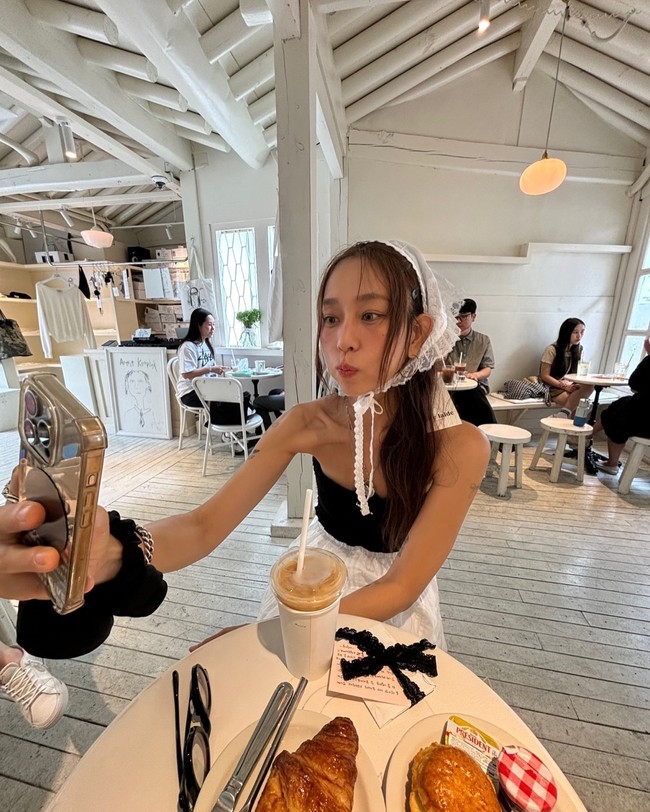 Lee Hyo Jong terlihat berani berekspresi dengan pakaiannya. Selebgram itu pun pandai berpose di depan kamera. Foto: Instagram Lee Hyo Jong