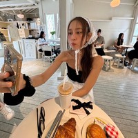 Lee Hyo Jong terlihat berani berekspresi dengan pakaiannya. Selebgram itu pun pandai berpose di depan kamera. Foto: Instagram Lee Hyo Jong