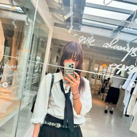 Adalah Lee Hyo Jong, pemilik London Bagel Museum. Gerai populernya sedang diserbu anak-anak muda karena menawarkan roti yang enak sekaligus interior yang estetik. Para pelanggan bisa sekaligus bertemu Lee yang bikin salfok. Foto: Instagram Lee Hyo Joong