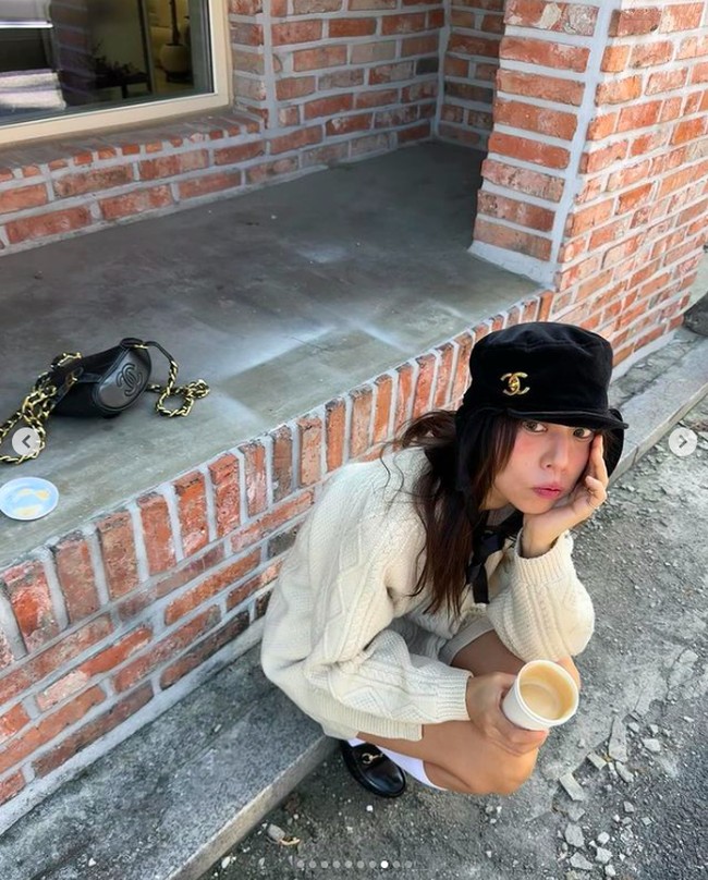 Selain buka kafe, Hyo Jong juga seorang fashion enthusiast yang menjalankan sebuah toko busana bernama Artist Komplex. Gayanya di keseharian memang mencerminkan passion wanita tersebut.  Foto: Instagram Lee Hyo Joong