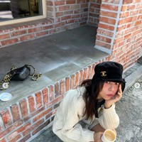 Selain buka kafe, Hyo Jong juga seorang fashion enthusiast yang menjalankan sebuah toko busana bernama Artist Komplex. Gayanya di keseharian memang mencerminkan passion wanita tersebut.  Foto: Instagram Lee Hyo Joong