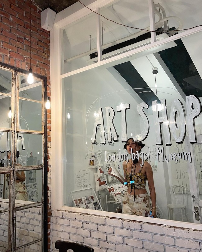 Sebuah kafe di Gangnam, Seoul, Korea Selatan jadi viral karena makanan sekaligus owner-nya. Pemilik toko yang menjual berbagai pastry tersebut terkenal dengan gayanya yang awet muda hingga banyak orang syok saat tahu usia aslinya. Foto: Instagram Lee Hyo Joong