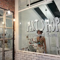 Sebuah kafe di Gangnam, Seoul, Korea Selatan jadi viral karena makanan sekaligus owner-nya. Pemilik toko yang menjual berbagai pastry tersebut terkenal dengan gayanya yang awet muda hingga banyak orang syok saat tahu usia aslinya. Foto: Instagram Lee Hyo Joong