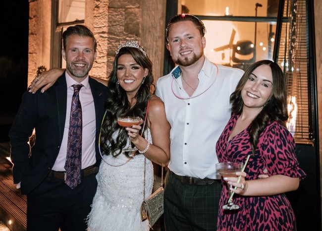Lindsay menjadi pengantin sendirian. Meski begitu, dia tetap berdandan dan menggunakan baju pengantin. Sekitar 70 tamu hadir dalam acara yang tak biasa ini. Foto: dok. Instagram @lindssslater