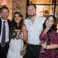 Lindsay menjadi pengantin sendirian. Meski begitu, dia tetap berdandan dan menggunakan baju pengantin. Sekitar 70 tamu hadir dalam acara yang tak biasa ini. Foto: dok. Instagram @lindssslater