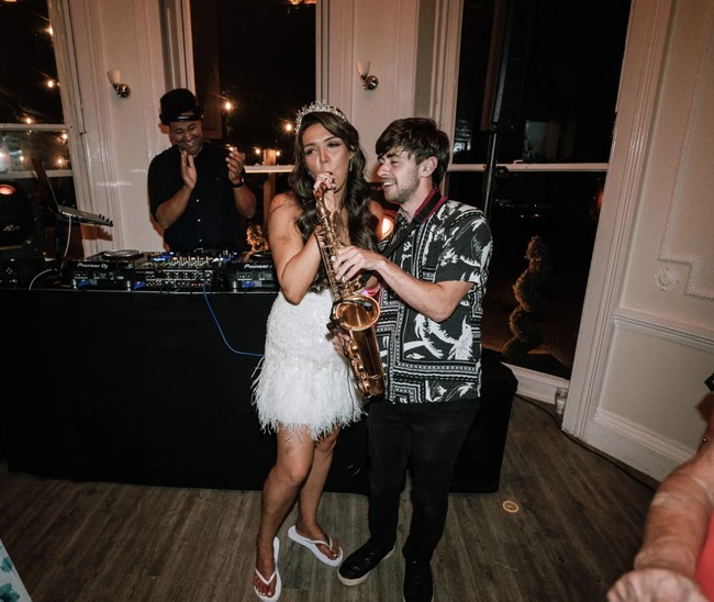 Malam itu, Lindsay dan para tamunya menari dan merayakan seperti layaknya pernikahan yang sesungguhnya, dengan iringan musik dari DJ yang membuat suasana semakin hidup. Foto: dok. Instagram @lindssslater