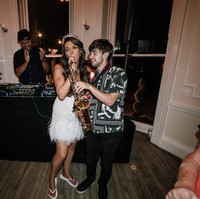 Malam itu, Lindsay dan para tamunya menari dan merayakan seperti layaknya pernikahan yang sesungguhnya, dengan iringan musik dari DJ yang membuat suasana semakin hidup. Foto: dok. Instagram @lindssslater