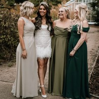 Tidak berhenti di situ, Lindsay juga memutuskan untuk tetap menjalani bulan madu yang telah direncanakan sebelumnya ke Kreta, Yunani. Kali ini, ia tidak pergi sendiri. Sahabat dekatnya yang setia menemani selama masa-masa sulit tersebut turut serta dalam perjalanan itu. Foto: dok. Instagram @lindssslater