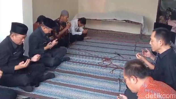 Pemakaman ayah mahasiswi PPDS Undip yang ditemukan meninggal diduga bunuh diri di Tegal, Selasa 927/8/2024).